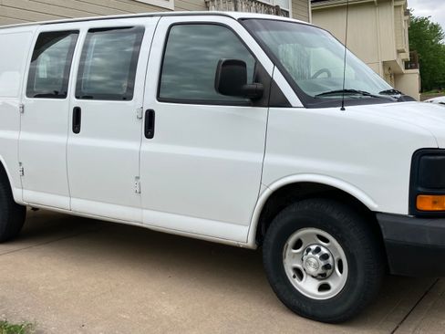 Used 2015 Chevrolet Express 2500 image 2