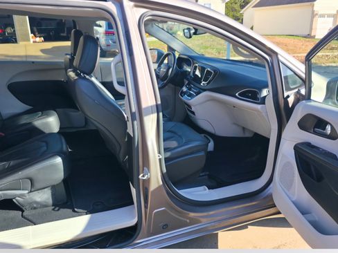Used 2017 Chrysler Pacifica Touring-L image 9
