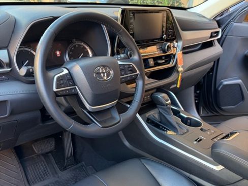 Used 2022 Toyota Highlander XLE image 9