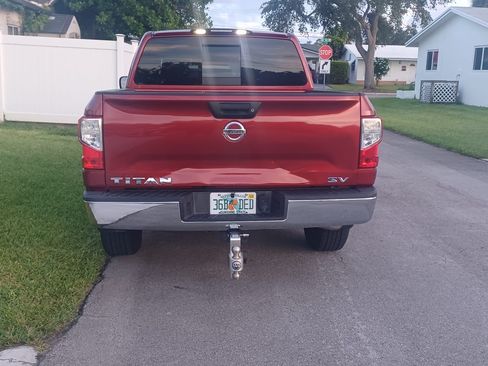 Used 2017 Nissan Titan SV image 5