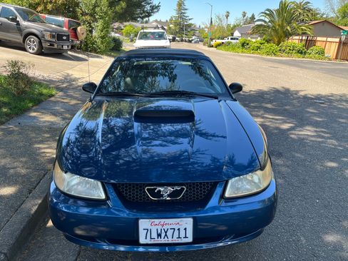 Used 2000 Ford Mustang Convertible RWD image 2