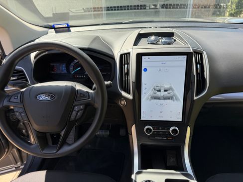 Used 2024 Ford Edge SE image 11