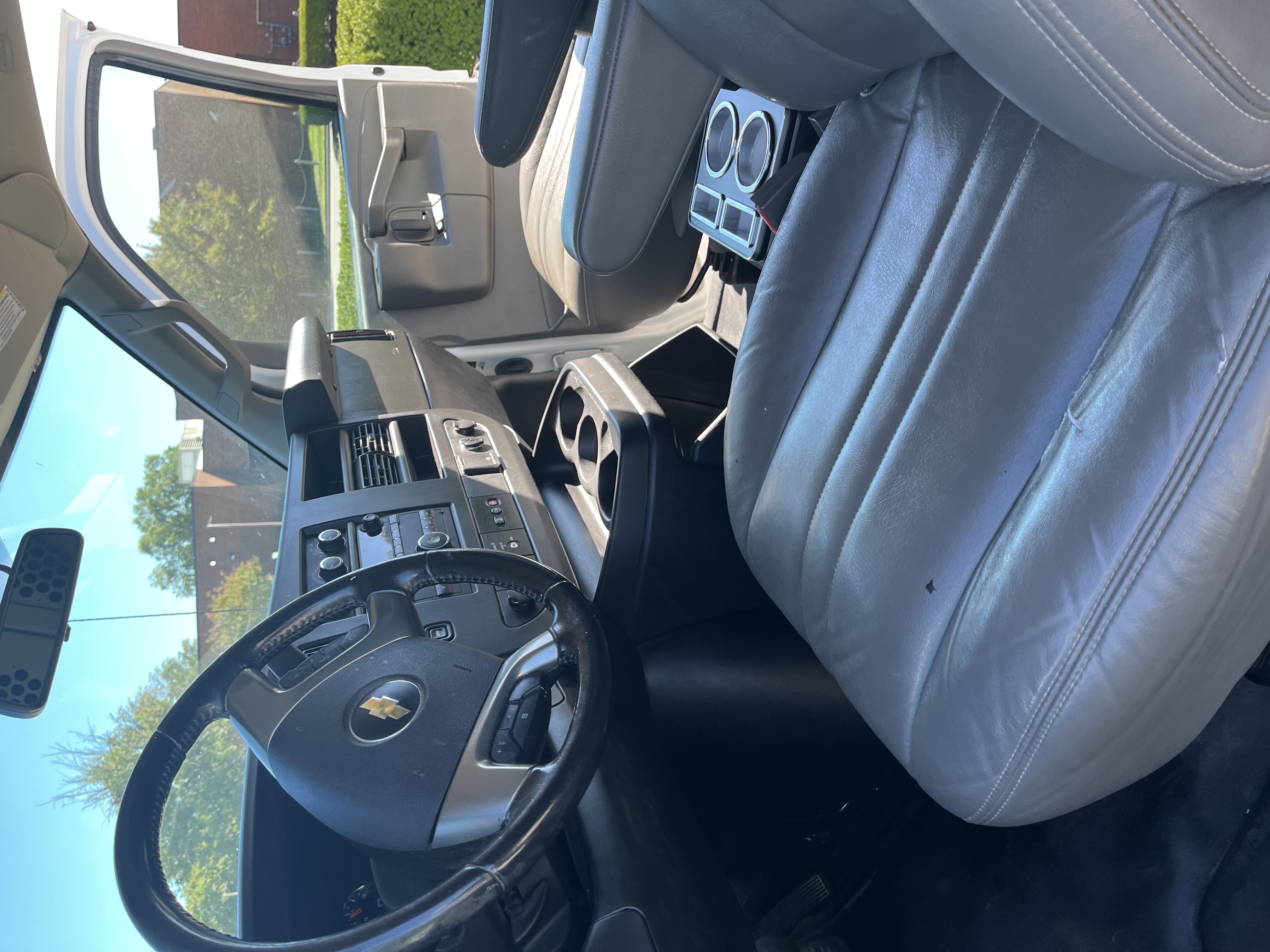 Used 2019 Chevrolet Express 3500 w/ Driver Convenience Package RWD image 5