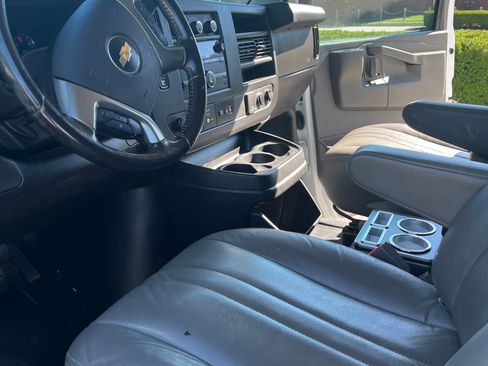 Used 2019 Chevrolet Express 3500 w/ Driver Convenience Package RWD image 5
