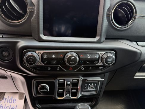 Used 2023 Jeep Wrangler Unlimited Sahara image 12