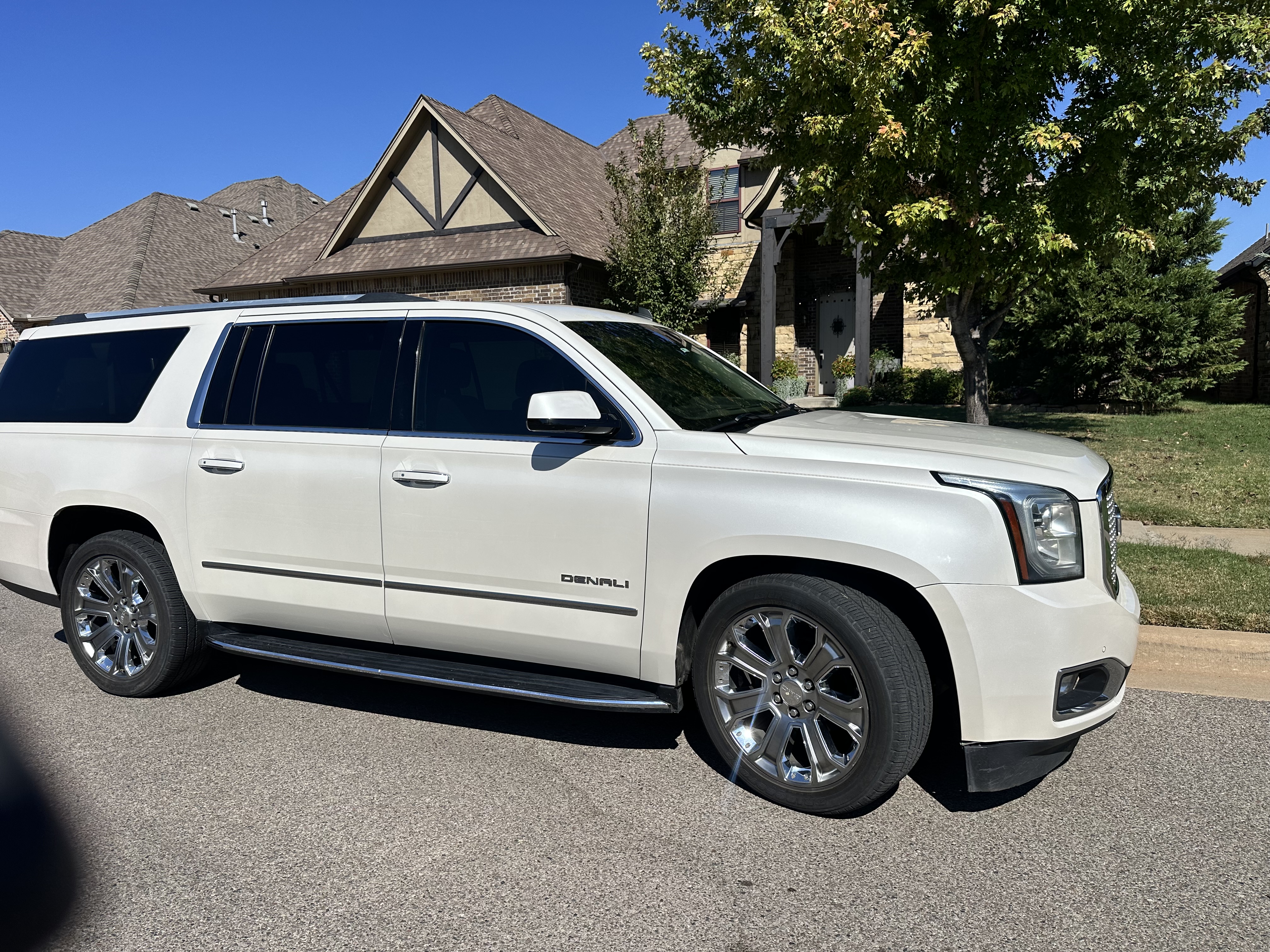 Used 2015 GMC Yukon XL Denali w/ Touring Package AWD/4WD image 2