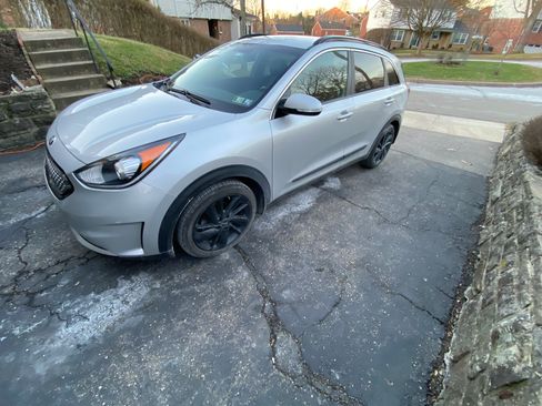Used 2019 Kia Niro S Touring image 4