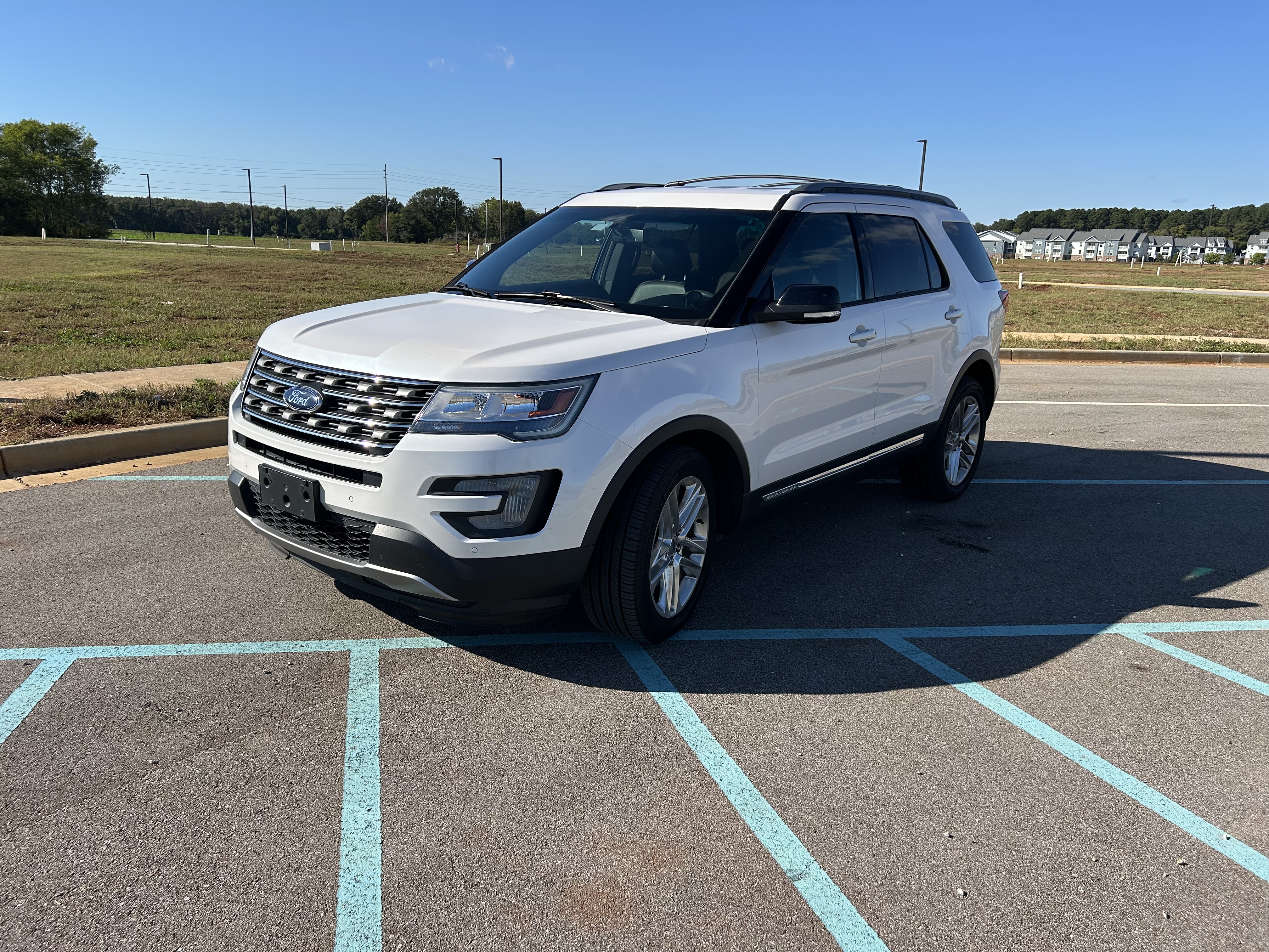 Used 2017 Ford Explorer XLT w/ Equipment Group 202A AWD/4WD image 1
