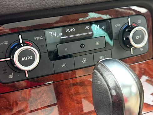 Used 2012 Volkswagen Touareg VR6 image 12