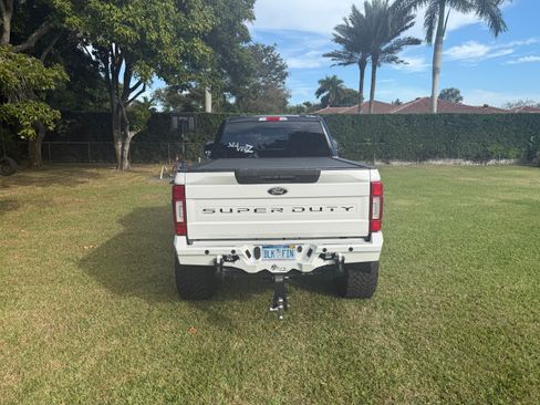 Used 2022 Ford F250 Lariat w/ Black Appearance Package image 4