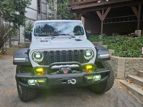 Used 2024 Jeep Wrangler Unlimited Rubicon w/ Capability Package image 2