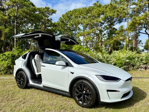 Used 2022 Tesla Model X Plaid image 9