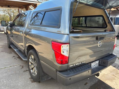 Used 2018 Nissan Titan SL w/ Chrome Package image 5