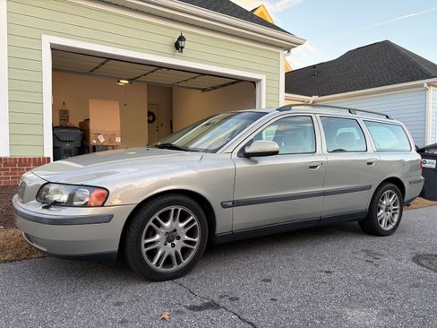 Used 2003 Volvo V70 2.4T image 1
