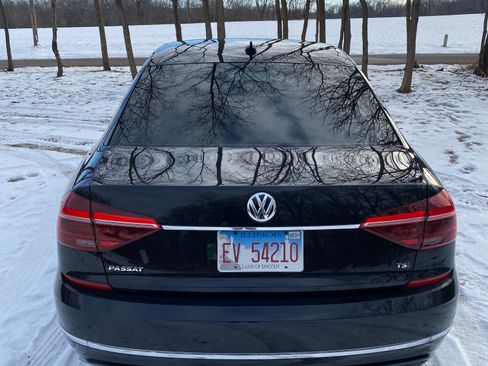 Used 2017 Volkswagen Passat 1.8T R-Line w/ R-Line Lighting Package image 4