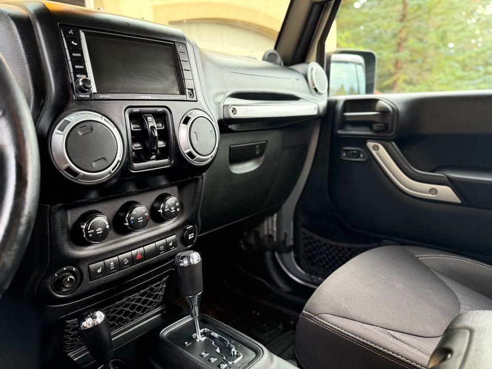 Used 2014 Jeep Wrangler Unlimited Rubicon w/ Connectivity Group AWD/4WD image 16