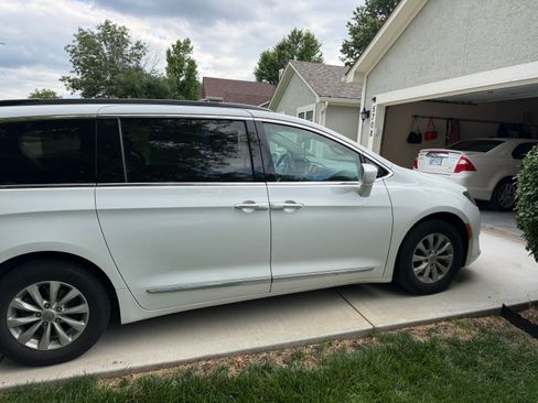 Used 2017 Chrysler Pacifica Touring-L FWD image 13