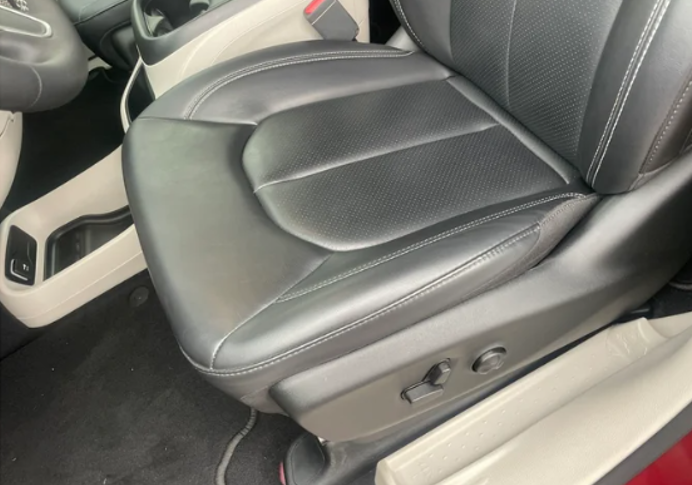 Used 2023 Chrysler Pacifica Touring-L w/ Uconnect Theater Family Group AWD/4WD image 14