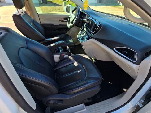 Used 2018 Chrysler Pacifica Touring-L image 19