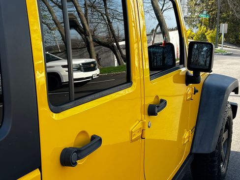 Used 2009 Jeep Wrangler Unlimited Rubicon w/ Dual Top Group image 17