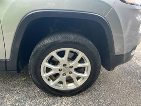 Used 2016 Jeep Cherokee Latitude w/ Cold Weather Group FWD image 6