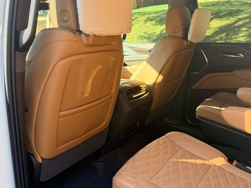 Used 2024 Cadillac Escalade Premium Luxury w/ Performance Package image 4