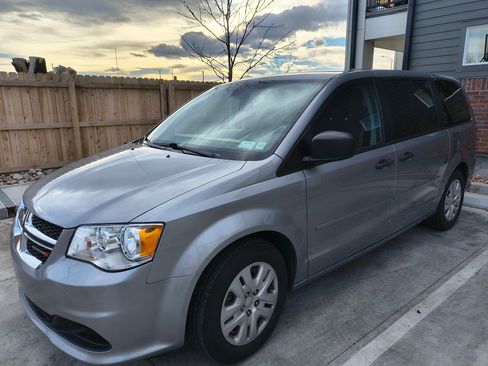 Used 2019 Dodge Grand Caravan SE w/ UConnect Hands-Free Group image 4