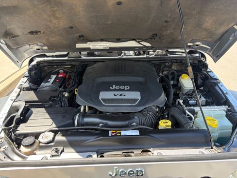 Used 2015 Jeep Wrangler Unlimited Rubicon w/ Connectivity Group AWD/4WD image 16