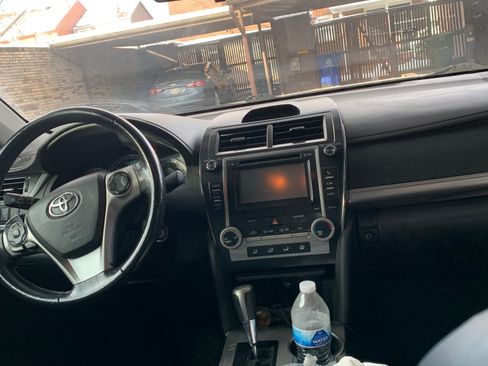 Used 2014 Toyota Camry SE w/ Moonroof Package FWD image 4