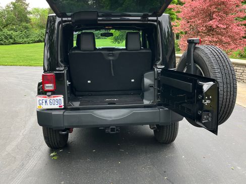 Used 2014 Jeep Wrangler Rubicon w/ Power Convenience Group AWD/4WD image 9