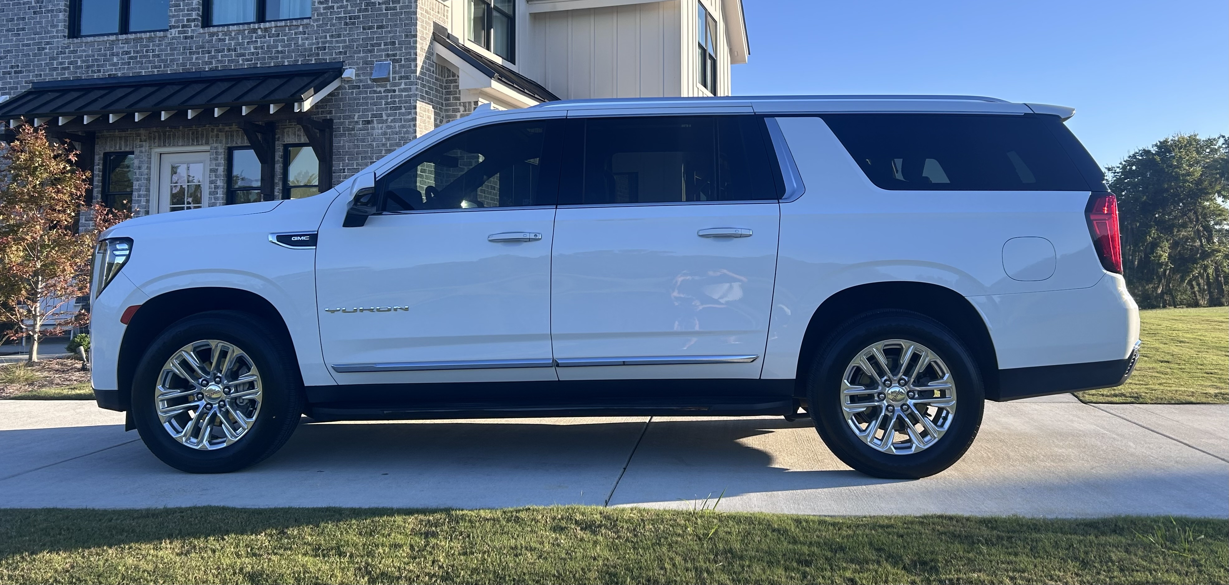 Used 2022 GMC Yukon XL SLT w/ SLT Premium Package RWD image 4