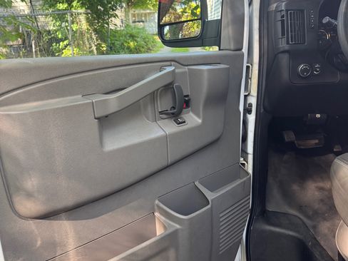 Used 2018 Chevrolet Express 2500 w/ Driver Convenience Package RWD image 10