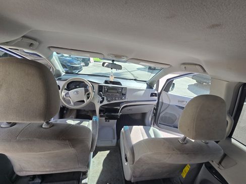 Used 2012 Toyota Sienna Minivan 4D image 11
