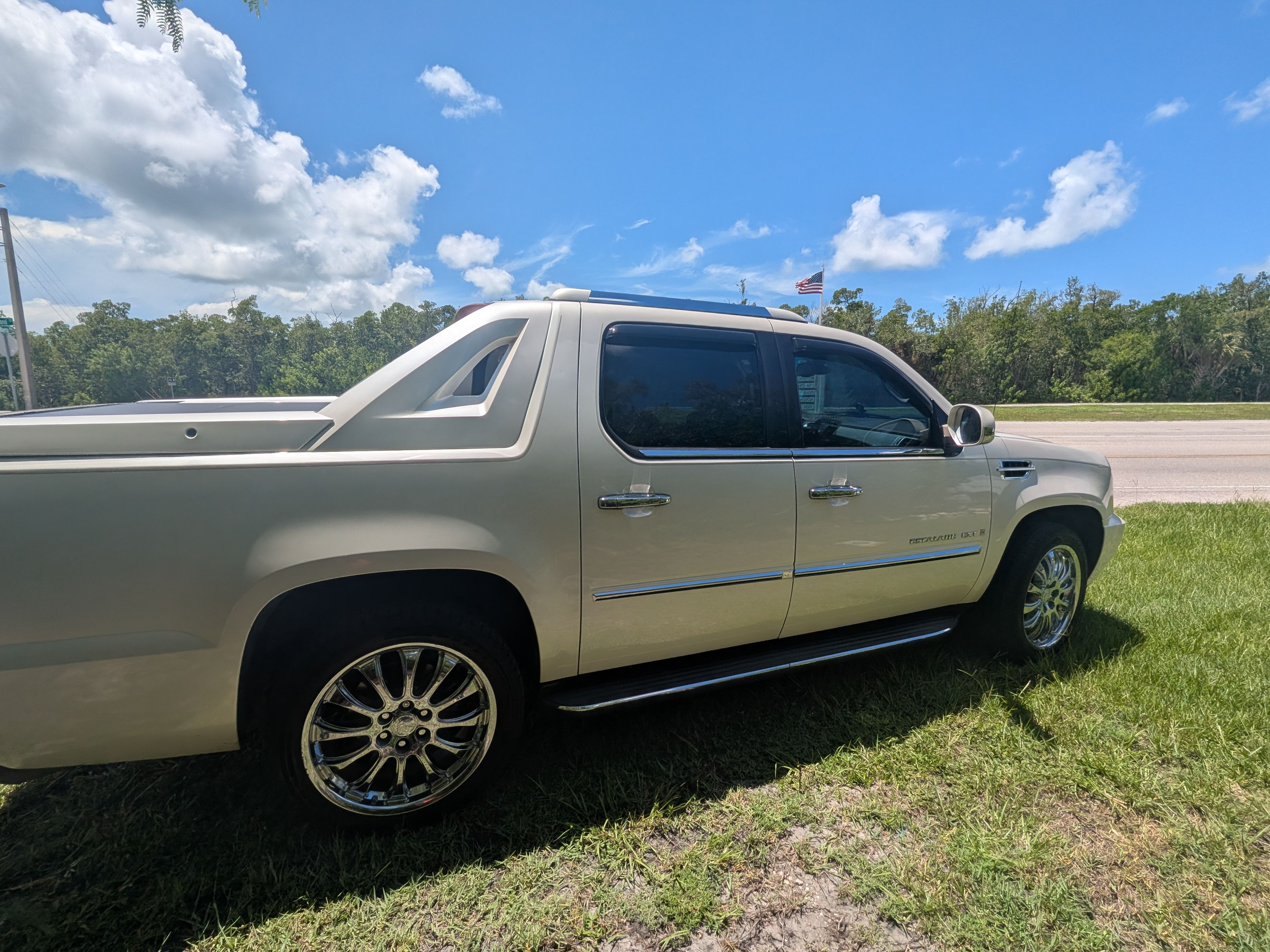 Used 2009 Cadillac Escalade EXT AWD/4WD image 4