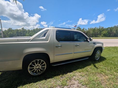 Used 2009 Cadillac Escalade EXT AWD/4WD image 4