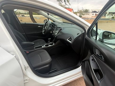 Used 2018 Chevrolet Cruze LT image 8