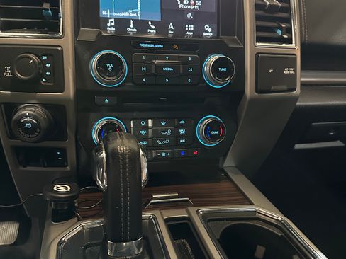 Used 2017 Ford F150 Lariat w/ Equipment Group 502A Luxury image 8