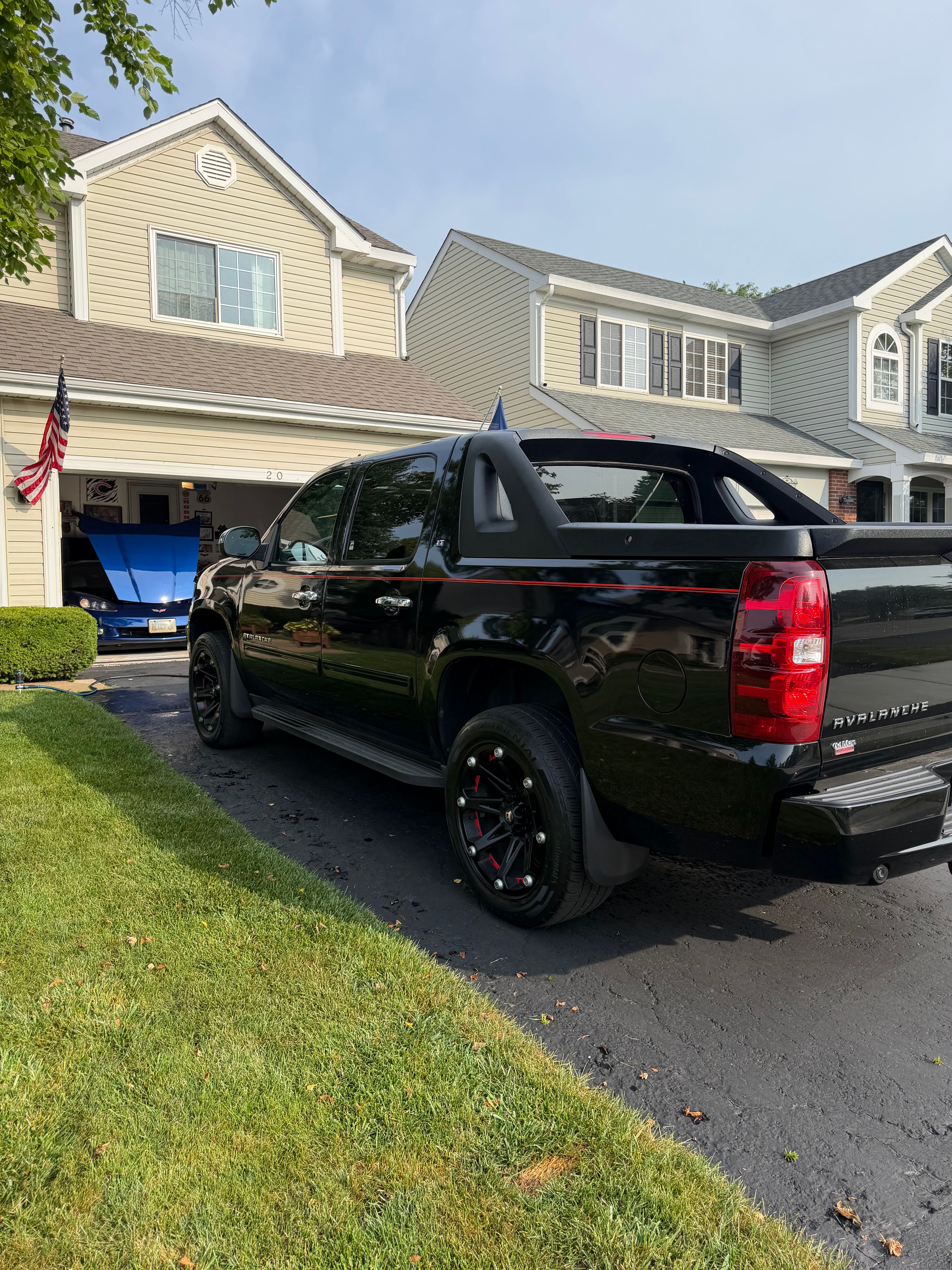 Used 2010 Chevrolet Avalanche LT w/ Luxury Package AWD/4WD image 2