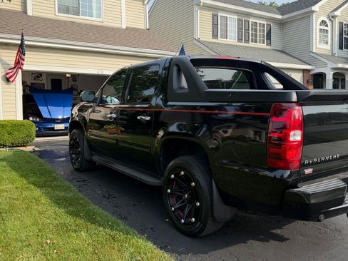 Used 2010 Chevrolet Avalanche LT w/ Luxury Package AWD/4WD image 2