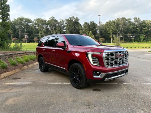 Used 2025 GMC Yukon Denali w/ Denali Reserve Package AWD/4WD image 2