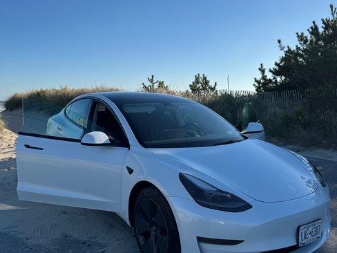 Used 2023 Tesla Model 3 Standard Range image 9