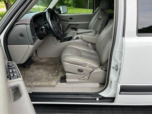 Used 2005 Chevrolet Suburban 2500 LS w/ Suspension Package, Autoride AWD/4WD image 10