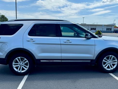 Used 2016 Ford Explorer XLT w/ Equipment Group 202A image 10