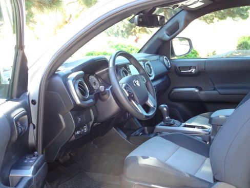 Used 2023 Toyota Tacoma TRD Off-Road w/ Black Out Package (TMS) AWD/4WD image 10