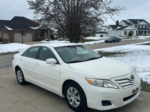 Used 2010 Toyota Camry LE image 1