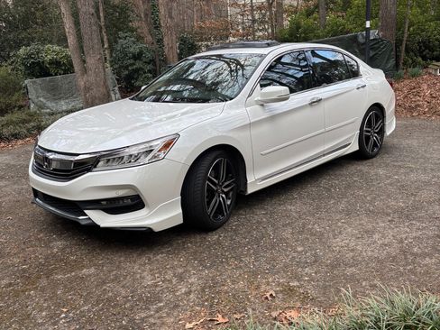 Used 2017 Honda Accord Touring image 6