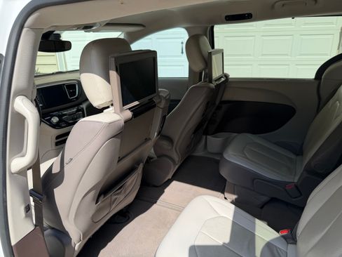 Used 2017 Chrysler Pacifica Touring-L Plus w/ Advanced Safetytec Group FWD image 19