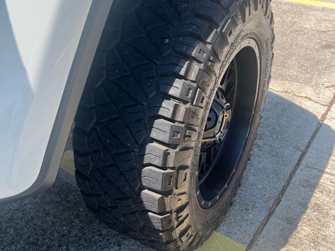 Used 2018 Jeep Wrangler Unlimited Sahara AWD/4WD image 13
