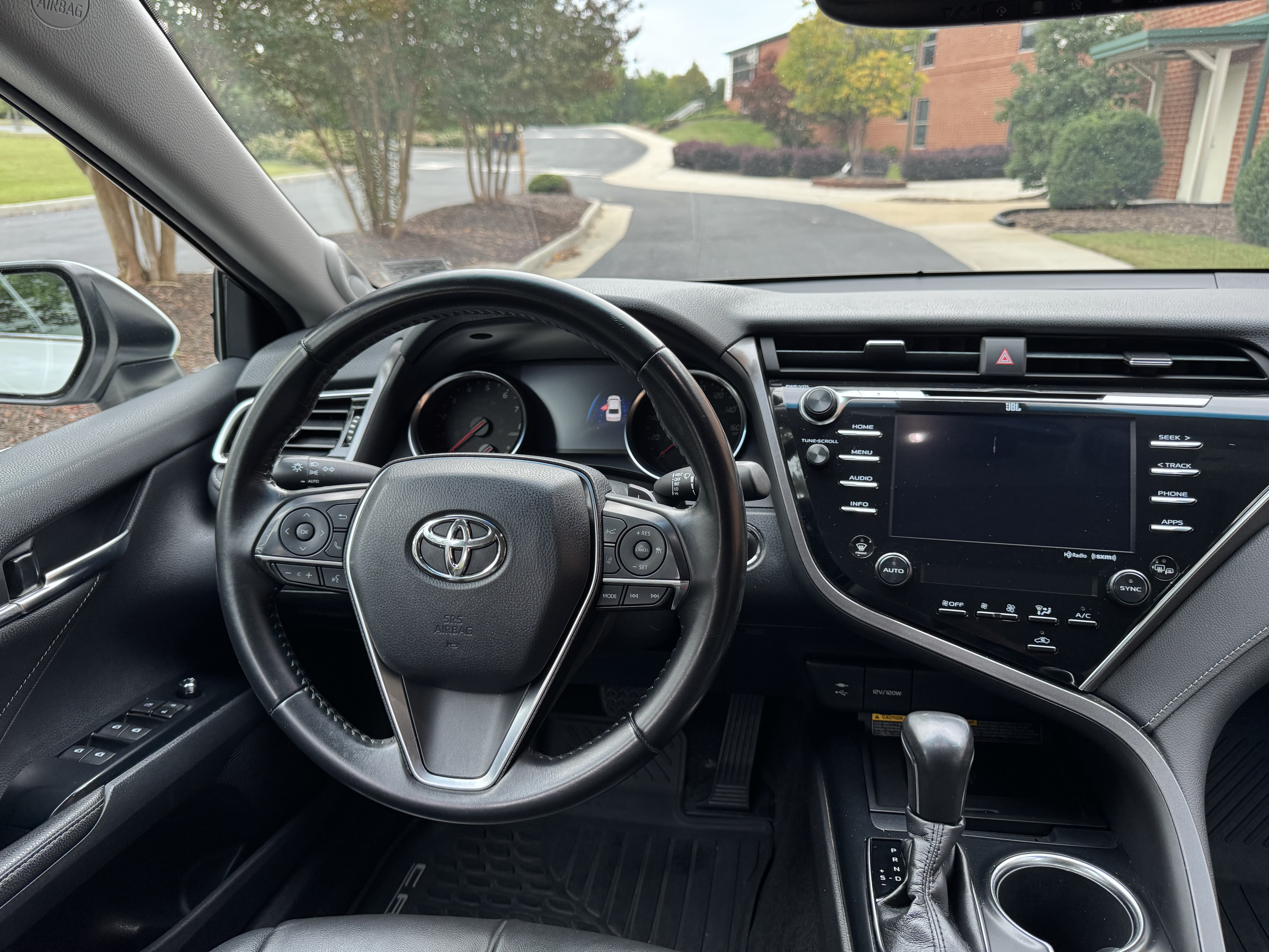 Used 2018 Toyota Camry XSE FWD image 13