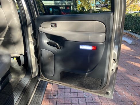 Used 2001 Chevrolet Suburban 2500 LT w/ LT Preferred Equipment Group image 26